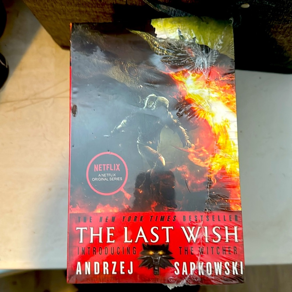 THE WITCHER - Fantasy 8 Paperback Collection with Red Spines-STILL IN PACKAGING - Picture 2 of 5